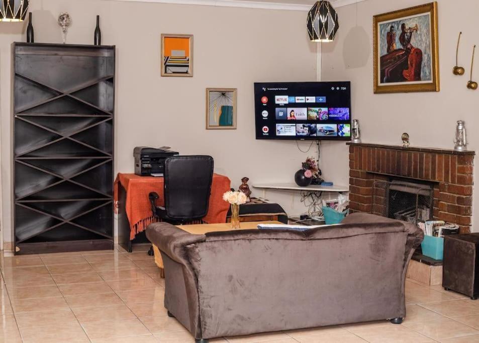 Birdville Bnb Guest House Габороне Екстериор снимка